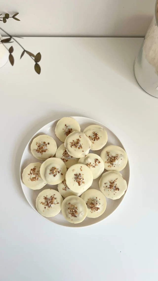 ➖Mini tartelettes bueno ➖

Ça dégouline de gourmandise 😋
Des minis tartelette au goût bueno, avec une base palets bretons.

La recette pour une vingtaine:
120g de farine
160g de beurre mou
80g de sucre glace
2 jaunes d’oeufs
80g de poudre d’amandes
2 cac de sel

Mélanger le beurre, le sucre glace et la poudre d’amandes.
Ajouter ensuite les jaunes d’oeufs et mélanger.
Finir par le sel et la farine puis mélanger.

Disposer la pâte dans votre moule.
Cuisson une 10/15 aine de minutes à 180 degrès chaleur tournante.
A la sortie du four les creuser comme sur la vidéo.
Garnir de pâte noisette, de noisettes. Puis finir par du chocolat blanc fondu et décorer de pralin.

______________________________________________________________
#pâtisserie #recette #recettefacilerapide #goûter #gourmandise #gourmand #tartelette #pastry #recettemaison #asmr #asmrfoodsounds