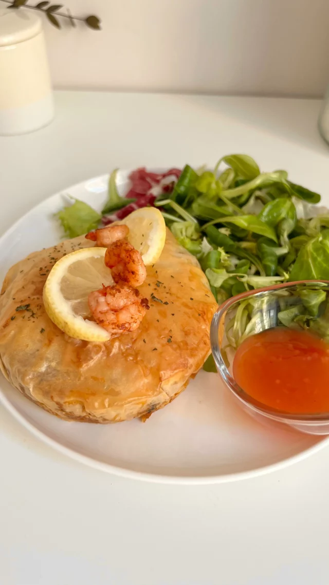 ➖🇲🇦 le Maroc dans l’assiette 🇲🇦➖

Qui a dit que la pastilla c’était seulement au poulet ?
Plonge dans cette délicieuse pastilla bien crispy et 100% fruits de mer. Et si vous n’aimez les fruits de mer je vous le dis, vous avez raté votre vie 🙉 

Prêt(e) à embarquer ? ⚓✨

Recette pastilla fruits de mer (pour 5/6 pièces)

2 blocs de vermicelles de riz
Fruits de mer, crevettes
1/2 poivron rouge
1/2 botte de coriandre
1/2 Citron confit
Jus d’1/2 citron
4 gousses d’aïl
1 cas de concentré de tomates
1 cas de concentré de poivrons 
Sel, poivre, paprika, piment doux, gingembre, cumin
Quelques olives
500g de fruits de mer / crevettes
Pâte filo

Mixer ensemble le poivron, la coriandre, le citron confit, l’aïl, les concentrés de poivron et tomate, mes épices avec un filet d’huile d’olive et le jus d’un demi-citron.

Dans un bol, mettre les blocs de vermicelles de riz avec de l’eau bouillante. Laisser reposer 2/3 minutes et retirer.

Dans une poêle, faire revenir la chermoula (le mélange mixé) puis ajouter les fruits de mer, les quelques olives coupées en petits morceaux ainsi que les vermicelles de riz. Laisser cuire quelques minutes.
Retirer et laisser refroidir.

Procéder alors au montage avec de la pâte filo qu’on badigeonne de beurre fondu.

Cuisson à 180 degrés chaleur tournante jusqu’à ce que les pastillas aient une bonne coloration.

#pastilla #pastillafruitsdemer #maroc #maroccanfood #recette #recipe #recettefacilerapide #SeafoodLover #CuisineGourmande #FoodPorn #Yummy #Nomdunetarte