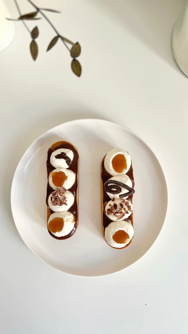 ➖🍫🍮 Choco-caramel : le duo qui brise des régimes depuis que les régimes existent 🍮🍫➖

Alerte bombe calorique ! 💣
Si tu aimes le chocolat, le caramel, et que tu te moques de ton summer body 👙, ces tartelettes sont faites pour toi.
Gourmandise garantie!

⚠️ Attention, risque élevé d’addiction dès la première bouchée.

🔁 Enregistre la recette avant qu’elle ne disparaisse comme tes bonnes résolutions !

Pâte sucrée:
- 200g farine
- 120g beurre mou
- 80g sucre glace
- 30g poudre d’amandes
- Extrait de vanille
- 1 oeuf
- 1 pincée de sel

Dans le bol du robot, mettre le beurre, le sucre glace, la pincée de sel et l’extrait de vanille et mélanger.
Ajouter alors l’amande en poudre et mélanger à nouveau.
Ajouter l’oeuf, mélanger.
Et finir avec la farine, mélanger sans trop forcer.

Réserver deux heures au frigo (possible 30 min au congel).

Abaisser ensuite la pâte et foncer vos moules préalablement beurrés.
N’hésitez pas à remettre quelques coups au congélo si la pâte est plus dure à travailler avec la chaleur.
Remettre les moules au congel une 15aine de minutes.
Cuisson à 180 degrés chaleur tournante jusqu’à ce qu’elles aient une bonne coloration.

Ganache chocolat:
- 150g de chocolat au lait
- 100g de crème liquide

Mettre l’ensemble dans une casserole et faire fondre à feu doux.

Caramel :
- 100 g sucre
- 100 ml de crème liquide
- 50g beurre 
- 1 filet d’eau

Dans une casserole mettre le sucre, 25g de beurre, un filet d’eau.
Chauffer jusqu’à atteindre une coloration ambrée.
Faire chauffer au micro-onde rapidement la crème liquide et l’ajouter (la coloration va foncer davantage).
Mélanger puis retirer du feu.
Ajouter alors les 25g de beurre restants puis mélanger.

Procéder au montage et à la décoration (j’ai terminé avec une crème mascarpone chantilly).

#tartelettes #tarteletteschoco #chocolat #caramel #tarte #pastry #patisserie #chocolate #recettefacile #recette #gourmandise